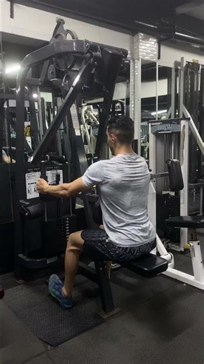 Chest supported row neutral wide grip machine
