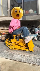 Child's ride—a 1/14 scale metal hydraulic DXR2 RC bulldozer!😂🤣 The metal construction makes it durable and long-lasting, something most models can't achieve. Just look at the little girl's composed demeanor!😼💪 #RCmodel #RCworld #RClife #RClover #RCcommunity #RCtoys #RC #Bulldozer #Toucanhobby | Toucanhobby RC Construction Vehicle