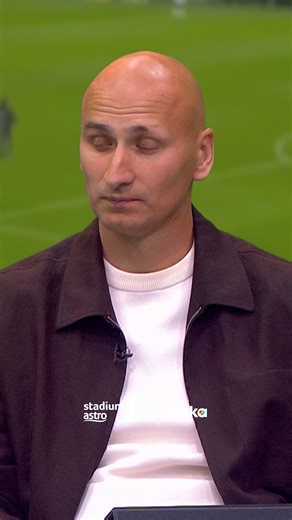 Should Dominic Solanke's first goal stand? Solanke clearly kicks the back off Marc Guehi's leg to score that first goal for Tottenham Hotspur but VAR didn't intervene with the incident 👀 #AstroPL | Stadium Astro