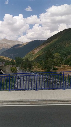 rio Ara Broto con vista a Mondarruego