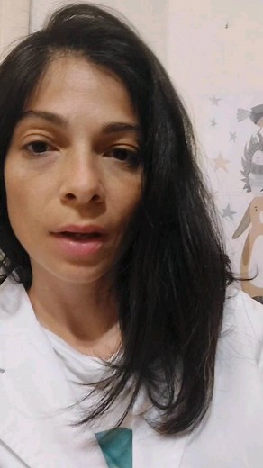 El prepucio es la cubierta mucocutánea que recubre al pene. La famosa "pielcita" Desde las primeras consultas surgen las inquietudes: Se toca? Se retrae? Se hacen ejercicios? Veamos... En el lactante la estrechez prepucial es normal. 85% de los menores de 6 meses y hasta el 8 % en los mayores de 11 años. Es temporaria, resuelve con el crecimiento en la mayoría de los casos. El prepucio y glande al nacer están unidos para luego separarse gradualmente por las erecciones del lactante y niño pequeño