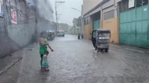 Thunderstorm in Malabon City sees gradual flooding along MH Del Pilar Street. | #FloodPatrol via Raphael Bosano, ABS-CBN News | ABS-CBN News