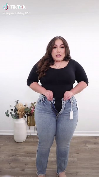 Cute but ya girl needs a size up 😂 @Good American #goodamerican #jeanstryonhaul #superjeans #jumptoputjeansonchallenge