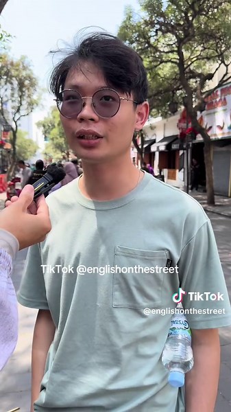 Alex said he grows his startup alone? That's brilliant! (I just heard it when I edited the video) #speakingenglish #learningenglish #tiktokindonesia #englishonthestreet #talkingwithriska