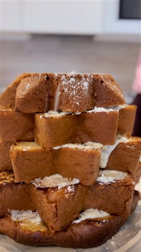 Patricia Daryanani | Gran Canaria | Restaurantes | Hoteles | on Instagram: "🔪 RECETA PASO A PASO 1️⃣ Corta el Pandoro en rebanadas gruesas y saca porciones individuales en forma de cuadrado o rectángulo. 2️⃣ En una sartén, derrite 50 g de mantequilla y tuesta cada trozo hasta que quede dorado y crujiente. 🔥🤌 3️⃣ En otra sartén, calienta la panna con el resto de la mantequilla. Añade Parmigiano Reggiano rallado y mezcla hasta conseguir una crema suave y sedosa. 🧈🧀✨ 4️⃣ Monta cada trocito: ➤ 