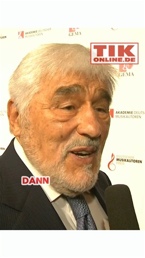 Der große Mario Adorf, mittlerweile 95 Jahre alt, Sternzeichen Jungfrau, erzählt, was Musik in seinem Leben bedeutet. Das Interview mit dem Schauspieler entstand beim Musikautorenpreis 2016, wo Adorf die Laudatio für Martin Böttcher, den Filmmusik-Komponisten, hielt. Beide wirkten in den Winnetou Filmen mit... 💡Was verbindet ihr mit Filmlegende Mario Adorf? Hinterlasst gerne einen Like oder Kommentar und folgt uns! ❤️ #marioadorf #zitatezumnachdenken #weiseworte #lebensweisheiten #lebenmitmusik