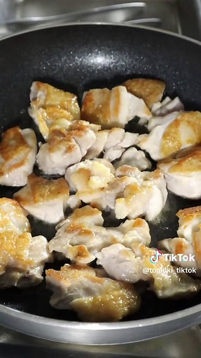 今回はマカロニグラタンの作り方です。 ————— 材料＆調味料 ※3～4人前 ————— ■材料 ・鶏もも肉…1枚 ・玉ねぎ…1個 ・ニンニク…1カケ ■調味料 ・薄力粉…40g ・バター…40g ・白ワイン…50g ・牛乳…400g ・塩、白胡椒…適量 ・ナツメグ…適量 ・パン粉…適量 ・チーズ…適量 ————— 作り方 ————— 01.玉ねぎ、ニンニクをスライスする。 02.鶏肉を一口サイズにカットする。 03.フライパンで鶏肉の皮面に焼き色をつける。 04.鶏肉を裏返し白ワインを加えアルコールを飛ばす。 05.鶏肉を取り出し、そのままのフライパンで玉ねぎとニンニクを炒める。 06.薄力粉、バターを入れ炒める。 07.牛乳を3回に分けて入れる。 08.茹でたマカロニ、鶏肉、塩、白胡椒、ナツメグを加え味を決める。 09.グラタン皿に入れ、上にパン粉とチーズをかける。 10.200℃のオーブンで焼き色をつけ完成。 #グラタン #tiktok料理 #グラタンレシピ #簡単レシピ #料理