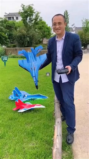 🌟 Upptäck Gravity Glider – ditt ultimata 2,4 GHz RC-flygplan med gyro! 🛩️ Perfekt för både nybörjare och experter 🌬️ Gyrostabilisering för smidiga flygningar, även i vind 💧 Flyter vid vattenlandning – ingen stress vid krascher längre 🚀 Snabb laddning, lång lektid 🎮 Med intuitiv kontroller och allt ingår 💡 Varför välja Gravity Glider? ✅ 60 dagars problemfri retur & gratis snabb leverans ✅ 100 % nöjdhetsgaranti ✅ Går inte sönder – 50 % starkare än konkurrenterna 🔥 Upplev oförglömliga ävent