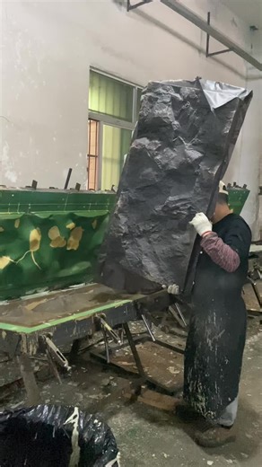 The daily production of the simulated stone factory. Record, film coating process, polyurethane pu simulated mountain rock production process