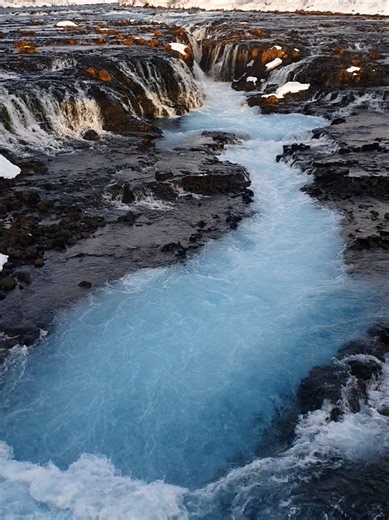 Une rivière glaciaire en Islande forme une cascade avec un charme fou 🤩 #iceland #travel #landscape #Waterfall #vanlife