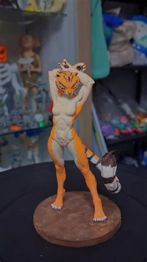 Otra mas de las piezas que hemos podido pintar en este hobby, La maestra Tigresa, esta pieza se imprimio en resina y mide cerca de 12cm de alto, pintada a pincel #5furiosos #kungfupanda #impresion3d #3dprint #minipainting
