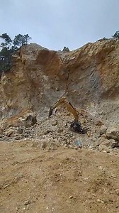 San Andrés Larrainzar, Chiapas. Cae retroexcavadora a un barranco de más de 10 metros de altura, el operador del vehículo resultó delicado de salud y fue trasladado al hospital regional de ese municipio. | Noticomitan