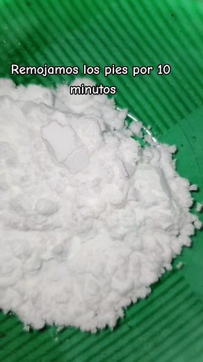 Respuesta a @lupitha261044 ✅️Remojar los pies en manzanilla, zumo de limón y un chorro de jabón líquido por 10 minutos. ✅️Exfoliar los pies con pasta de bicarbonato y limón y dejar reposar por 10 minutos. ✅️Aplicar crema hidratante; para mejores resultados puedes utilizar leche de pepino o leche de almendras. ✍️Puedes usar este remedio de 2 a 3 veces por semana máximo y realizalo en la noche. ❗️Ésto devolverá tu color natural, NO blanqueará❗️ ⚠️NO LO UTILICES EN EL ROSTRO⚠️ ¡EVITA LA EXPOSICIÓN 