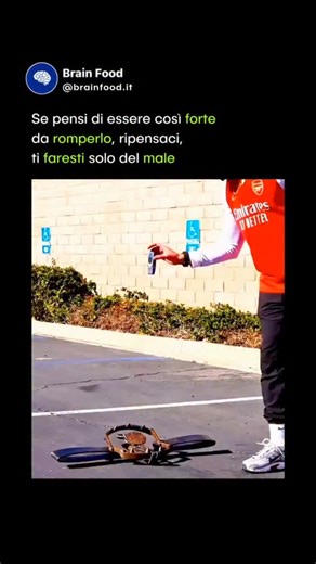 Brain Food | ​La leggenda narra che se un Nokia 3310 cade a terra, non si rompe il telefono... si rompe il pavimento. 💀🧱 Chi l'ha detto che prima non... | Instagram