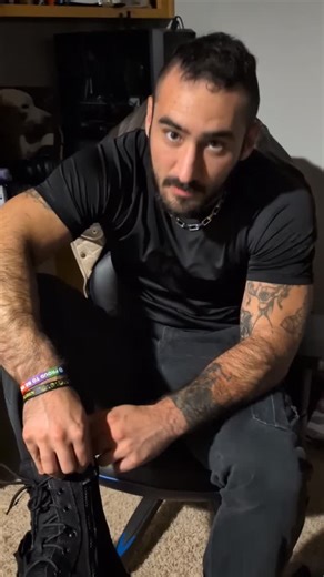 Found a Maxon battle coat at comic con... well I just wanted to see something #fallout #brotherhood #cosplay #comiccon | Zander Gains