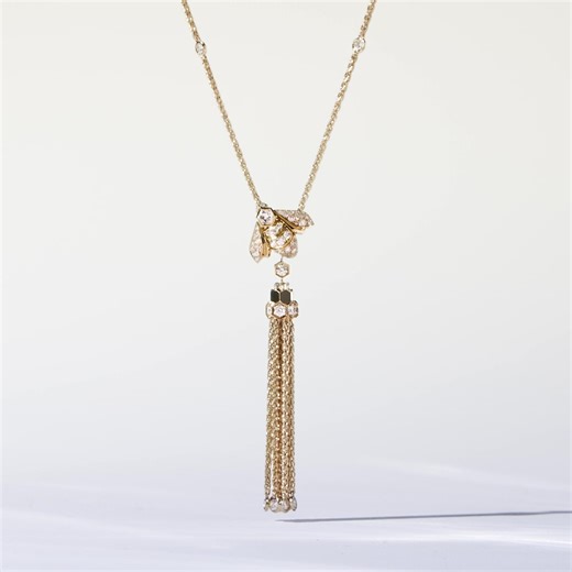 Dressed in dazzling pavé, the new Bee de Chaumet necklace stuns with its flowing gold tassels and diamond-dotted honeycombs, designed to move with you, and light up every look. Discover more on www.chaumet.com/us_en/bee-de-chaumet #BeedeChaumet #Chaumet | Chaumet