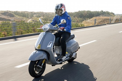 ベスパ「GTSスーパーテック300」の魅力とは？ 中野真矢さんが初試乗インプレ＆各部装備を徹底解説 - webオートバイ