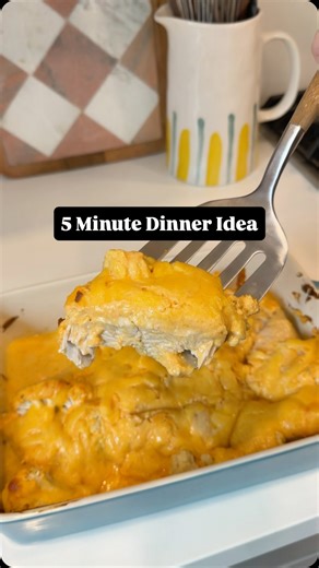 Sara Martinez on Instagram: "Dumb Dinners: Episode 13 — Buffalo Chicken & Cauliflower Bake If a dinner feels even a little complicated, you can count me out lol. And this one is the opposite of complicated! Less than 5 minutes of prep, two dishes and 6 ingredients 🥳 Comment “RECIPE” and I’ll send you the exact groceries I buy to make this so you can grab everything easily. Ingredients 3–4 boneless, skinless chicken breasts (about 1½–2 lbs) 1 bag fresh cauliflower florets (about 4–5 cups) 8 oz c