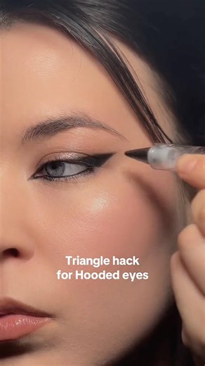 Traingle hack for hooded eyes @a‪@annadi_makeup‬makeup #feedshorts #makeuptips #shortvideo #viral