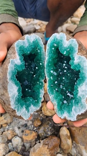 $10,000 Green Crystal Geode Found Inside Giant Rock? 💎 Amazing Crystal Discovery