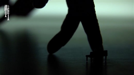 《Kiss & Cry》必聽心碎神曲💔重溫生命中無可取代的記憶 ▶︎ https://npacntt.tw/n02MuQZn ​ "It's been 7 hours and 15 days, since you took your love away." ​ 你或許熟悉這首歌—〈Nothing Compares 2 U〉，它原是音樂天才 #Prince 在1985年寫下的作品，後來由80至90年代當紅的愛爾蘭搖滾歌手Sinéad O’Connor唱紅，而成為全球經典✨ ​ 在《Kiss & Cry》演出中，則使用了老牌爵士男歌手Jimmy Scott演繹的版本，空靈的嗓音、極簡的編曲，把「失去摯愛後的孤寂」唱得如此真切，搭配舞台上，一雙雙手指交織出愛與失落的記憶，情緒在鏡頭下被放大，像幻燈片般一幕幕閃過，令人心口一緊。 ​ 💌Nothing compares to love, nothing compares to you. ​ 𝟐𝟎𝟐𝟓 𝑵𝑻𝑻遇見巨人— 比利時阿斯特嘉舞蹈劇場《𝑲𝒊𝒔𝒔 & 𝑪𝒓𝒚》 𝟏𝟎/𝟐𝟓(六)—𝟏𝟎/𝟐𝟔(日