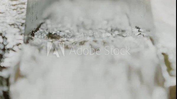 流れる流水 側溝を流れ落ちる水のスローモーション