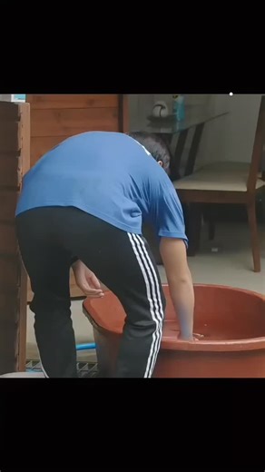 Korean drama shorts on Instagram: "Please Follow 🥺 . . . . 🇯🇵 当达到这种速度时，已经不再是地面移动，而是以音速前进 🚀🌍 这段模拟展示了如果以 马赫 1（约 1330 公里/小时）的速度乘坐超音速列车穿越日本，会是一种怎样的体验。 目前，日本最快的列车运行速度约为 320 公里/小时，而在如超高速 磁悬浮列车 等先进实验平台上，在受控环境中已经实现了 超过 600 公里/小时 的速度。这一模拟远远超出了现有水平，探索当现代铁路概念进化为真正的超高速系统时，未来将具备怎样的可能性。 要达到这样的速度，仅靠动力是远远不够的。工程师们正在研究 磁悬浮技术、几乎零摩擦的导轨，以及 真空或低压管道系统，以消除超高速运行中最大的限制因素——空气阻力。在马赫级别的速度下，哪怕是微小的空气扰动，也会成为严峻的结构性挑战。 因此，未来的超音速铁路构想将依赖于 高精度导向系统、AI 控制的稳定技术，以及在 数百公里范围内以毫米级误差建造的基础设施。 一旦实现，如今需要数小时的行程将被缩短到几分钟，这可能从根本上改变 通勤方式、区域经济