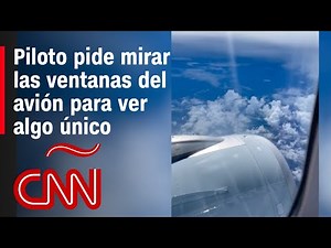 Piloto pide a pasajeros mirar las ventanas del avión para ver el lanzamiento de un cohete al espacio