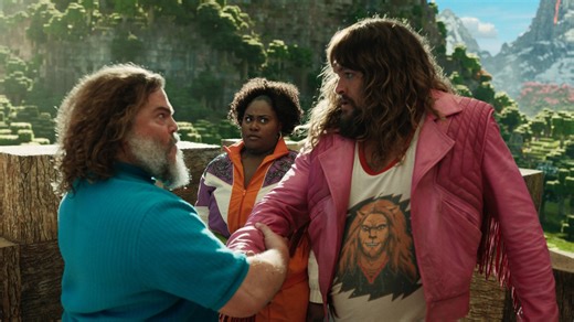 🎬 Préparez-vous à une aventure complètement déjantée ! 🎮✨ UN FILM MINECRAFT débarque au cinéma le 4 avril ! 🔥 Avec Jack Black et Jason Momoa, plongez dans un monde cubique où l’imagination est la clé de la survie. Quand quatre mésadaptés sont propulsés dans l’univers de Minecraft, ils doivent apprendre à le maîtriser… et à le défendre contre les piglins et les zombies ! Heureusement, un allié inattendu se joint à leur quête : Steve, l’expert en fabrication, prêt à les guider dans cette folle 