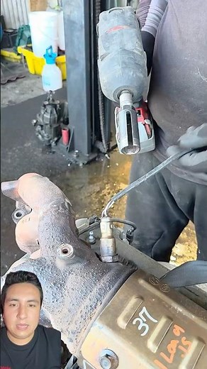 This is how you remove an oxygen sensor with the special socket #mechanics #cars #workshop