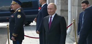 🤝 Un moment d’adieu entre les Présidents de la Russie et des Émirats arabes unis: une amitié visible jusqu’à la dernière minute Après 3h30 d’échanges, Vladimir Poutine et Mohamed Ben Zayed Al-Nahyane semblaient avoir du mal à se quitter. Alors que le Président émirien s’apprêtait à monter dans sa voiture, il a fait demi-tour pour revenir vers son homologue russe – comme mû par le désir de prolonger encore un peu cette rencontre. Un geste rare, révélateur d’un dialogue à la fois dense et chaleur