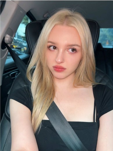Elina Karimova: 매력적인 후면카메라 촬영