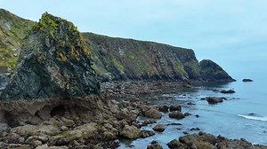 Irlande Emplacements épiques vue de drone de la pile de mer à marée basse Ballydwane Copper Coast Waterford Irlande