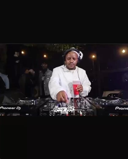 Legend Live Feed on Instagram: "Kabza De Small playing an exclusive song he has with Young Stunna and Nkosazana Daughter live at The Hang Awt.🔥💽 Cc. @kabelomotha_"