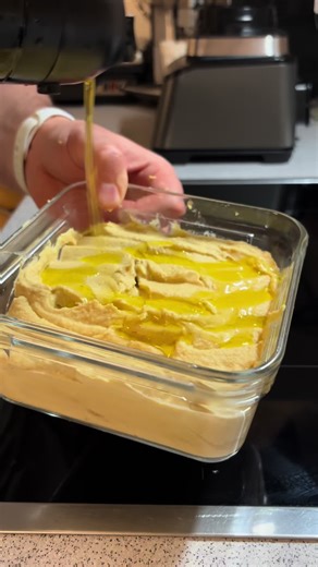 ✨ Cremiger Hummus – schnell & einfach ✨ 🥣 Zutaten: Gekochte Kichererbsen (sehr kalt ❄️) – 1 EL Salz – 1 TL Kreuzkümmel – 2 EL Tahini – Spritzer Zitrone – 1 Knoblauchzehe – etwas Olivenöl – etwas Pfeffer. 👩🏻‍🍳 Zubereitung: Alles im Mixer pürieren und währenddessen Eiswürfel hinzufügen, bis der Hummus super cremig ist 🤍 Servieren und mit Olivenöl und etwas Kreuzkümmel toppen. 💡 Wichtig: Die Kichererbsen müssen richtig kalt sein Eis beim Mixen! 🙈 Ich habe diesmal die Eiswürfel und ein bissch