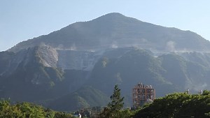 秩父ミューズパーク梅園と武甲山　埼玉県　パン映像