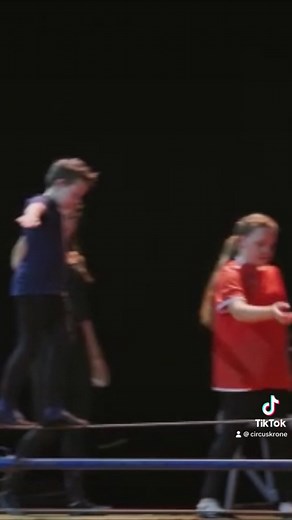 Last Chance: Sommerferien-Erlebnis im Circus Krone! 🤩 In den Sommerferien haben eure Kids wieder die einmalige Chance an unseren Circus-Workshops teilzunehmen - sichert euch jetzt die letzten freien Plätze! 🧒🏽🥳 In sechs erlebnisreichen Tagen werden die Kleinen von erfahrenen Fachtrainer*innen unterrichtet: Trapez, Trampolin, Jonglage, Akrobatik, Tanz und Pyramidenshow sowie Umgang mit Papageien, Hunden, Eseln und Ponys können sie hier erlernen. 🤹🕺🤡 Gemeinsam mit unseren Expert*innen könne