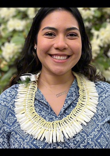 Awapuhi ke'oke'o (white ginger), introduced to Hawai'i in the late 1800s, has become a very popular lei flower due to it's delightlful fragrace and delicate beauty. #awapuhi #awapuhiwildginger #gingerlei #hawaiiflowerlei #hawaiianlei #leimaking | Hawaii Flower Lei