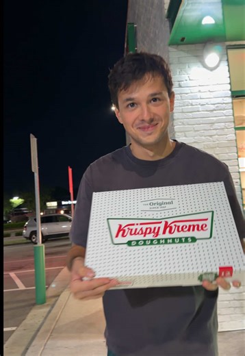 Ameryka dziś smakuje dokładnie tak, jak sobie wyobrażałem #życiezagranicą #20lat #krispykreme #deser #wieczór