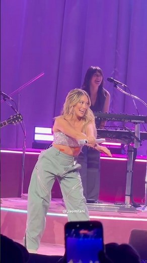 CUTE! Hilary Duff doing the iconic ‘With Love’ choreography with fans on the SR, BN Tour #hilaryduff