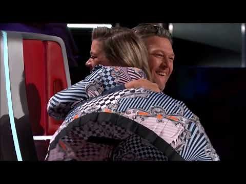 Kelly Clarkson's windy dress shows her spanx (August 2018)