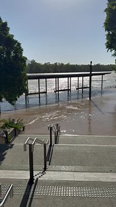 🚨 The Fitzroy River has continued rising overnight with authorities predicting tomorrow’s peak will reach 7.5m. MORE HERE 👉 https://bit.ly/4pHZSEb | Central Queensland News