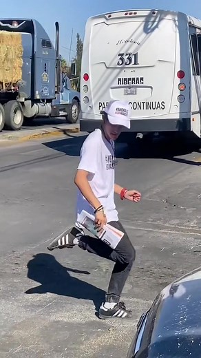 Niño bailando en el semaforo #niño_del_semaforo #adanaugusto #niñogracioso #morena #chihuahua