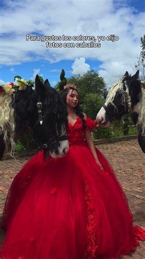 Sesión de fotos con vestido rojo de quince años y caballos.