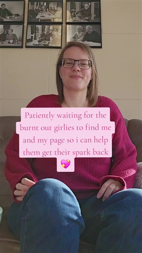 Zelfzorg hoeft ni duur, zot of groots te zijn om impact te kunnen maken. Vaak kunt ge al aan de slag met dingen die ge zelf ter beschikking hebt, ge moet gewoon weten hoe, waar, wanneer en waarom. And that's where I come in 🔥 Samen kijk ik met u naar hoe ge terug wa meer rust in uw hoofd kunt brengen. We stellen samen een stappenplan op met tips en actiestappen op maat, afgestemd op ùw noden en leven. Geen zelfzorg van 13 in een dozijn, maar gericht op u en hoe ge u graag wilt voelen, én ook wa