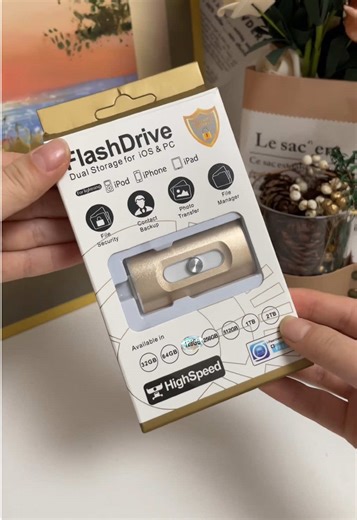 Effortless Photo Backup with This 250,000 Photo Flash Drive