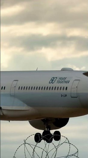 Cathay Pacific Airbus 8350–9 41 coming from Hong Kong to landing Heathrow airport London ￼