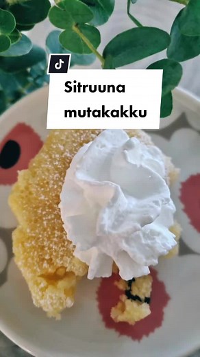 Maistuisiko sitruunamutakakku🍋 Ohje on helppo, aineet vain yhdistetään, kakku paistetaan, jäähdytetään ja nautitaan🍋 Ohje: •150 g voita tai margariinia •1 luomusitruuna •2 dl sokeria •1,5 dl vehnäjauhoja/ gluteenitonta jauhoseosta •2 tl vaniljasokeria •2 kananmunaa Koristeluun: •Tomusokeria -Laita uuni kuumenrmaan 175 asteeseen ja vuoraa vuoka leivinpaperilla -Sulata voi, ellet käytä juoksevaa margariinia -Pese sitruunat ja raasta niiden kuori hienoksi raasteeksi. Lisää raastettu sitruunankuor