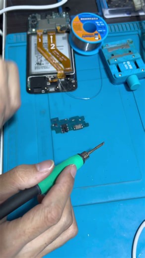 How to install a charging connector for a Samsung A50 phone