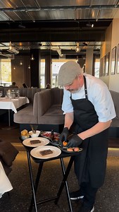 Rørt tatar 😋 Himmerlandsk okseinderlår rørt med sauce tatar, purløg, rødløg, cognac og æggeblomme, som efterfølgende pyntes af med tomater og syltede skalotteløg. Velbekomme! | Essens
